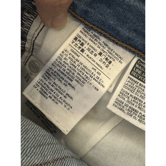 Levi’s PREMIUM Wedgie Straight Jeans Size 29 Button Fly Blue Distressed Raw Hem - Picture 13 of 14